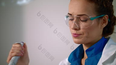 女人科学家安全眼镜关闭女科学家脸