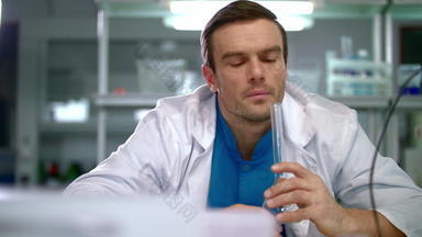研究员检查瓶研究员吹玻璃瓶研究员工作