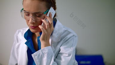 女人科学家会说话的电话科学家女人会说话的电话