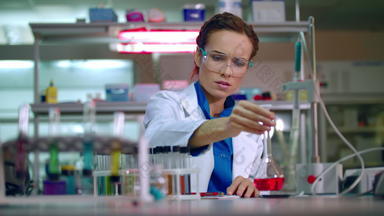 化学家实验室女化学家工作化学液体化学