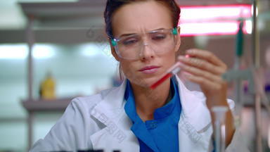 女人化学家化学测试化学实验室化学家工作