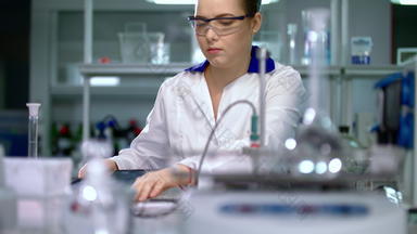 科学家女人科学实验室女人实验室外套女科学家