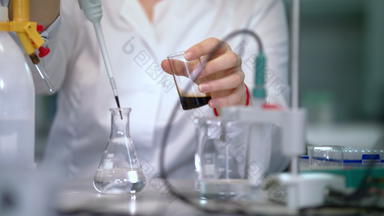 化学反应瓶女科学家携带科学研究