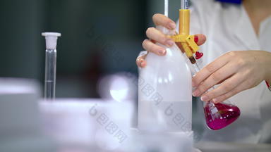 化学反应瓶化学实验室特写镜头化学实验