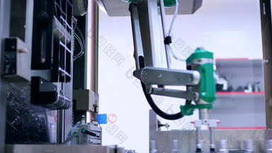制造业行化学工厂自动化生产行机器人手臂