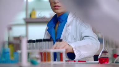 女实验室工人科学实验室实验室研究员工作液体