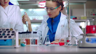 化学学生实验室年轻的化学科学家工作化学液体