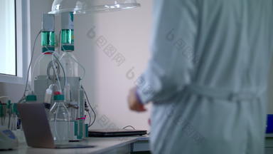 <strong>科学家</strong>们实验室<strong>科学家</strong>带来了玻璃瓶化学液体