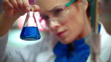 女科学家混合化学液体实验室瓶科学家治愈研究