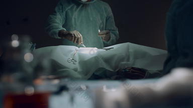专业外科医生使切口操作黑暗手术房间