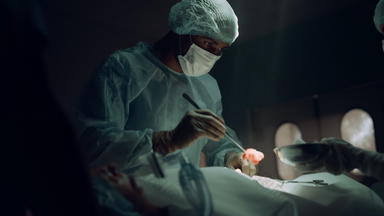 非洲美国外科医生操作病人无菌医院紧急房间