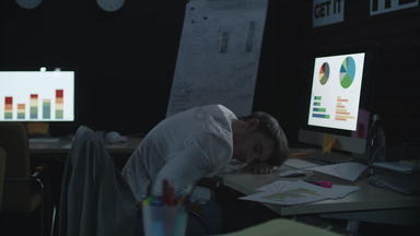 累了商人睡觉工作表格前面电脑黑暗办公室