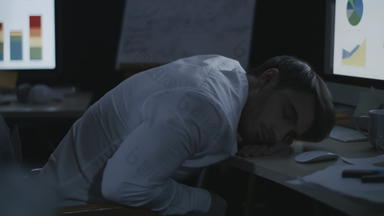 累了业务男人。睡觉桌子上前面电脑屏幕晚上办公室
