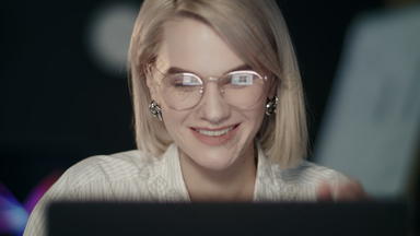 微笑业务女人冲浪社会网络移动PC晚上办公室