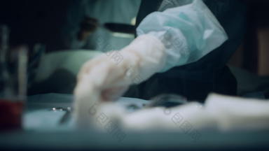 特写镜头外科医生操作手病房未知的护士给医疗仪器