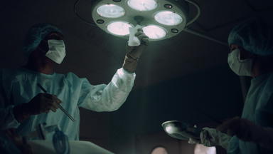 医生调整手术灯操作房间医院密集的护理单位