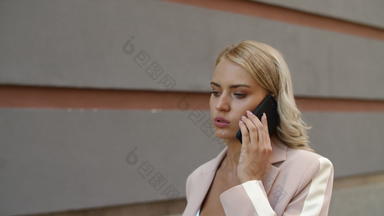 肖像女人会说话的电话户外女人会说话的业务电话