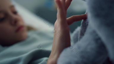 特写镜头伤心病人触碰软玩具病房生病的孩子失踪父母