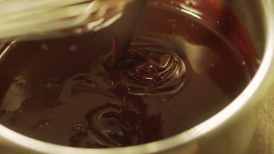 混合液体巧克力搅拌慢运动特写镜头液体热巧克力
