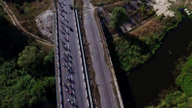 骑自行车集团骑自行车骑高速公路无人机视图骑自行车竞争