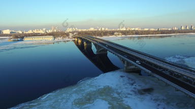 车交通桥高速公路冬天城市空中景观冬天城市