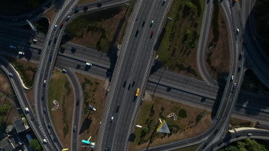 无人机视图汽车开车高速公路天桥空中视图车交通高速公路