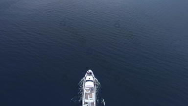 前视图白色船航行河湾电动机船水背景