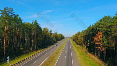 空中视图汽车开车高速公路路森林高速公路森林
