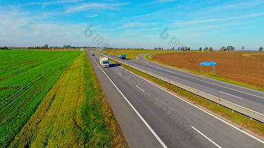 空中视图卡车汽车开车国家路汽车开车高速公路