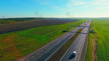 空中视图汽车骑高速公路路汽车开车路高速公路路