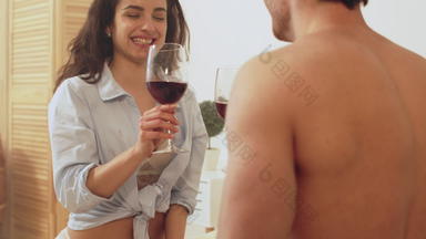 特写镜头年轻的结婚了夫妇喝酒首页夫妇享受红色的酒