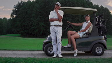 高尔夫球球员<strong>坐车</strong>体育运动夫妇享受活动开车高尔夫球车