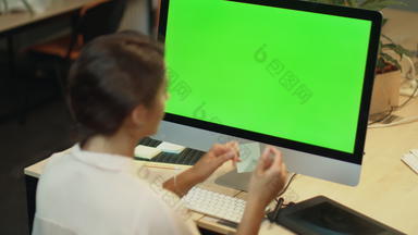 业务女人调用视频在线电脑绿色屏幕办公室
