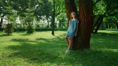 梦幻女孩精益树树干公园微笑孩子观察自然