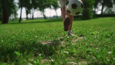 活跃的男孩踢球绿色草运动员玩<strong>足球公园</strong>