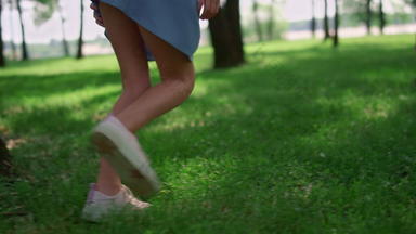 运行孩子们腿绿色草草地未知的孩子们玩慢跑在户外