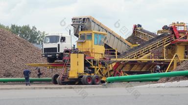 亚麻卸货过程<strong>工厂</strong>卸货生材料货物卡车