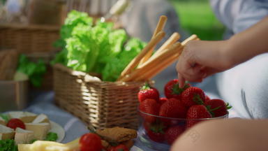 美味的午餐夏天野餐特写镜头<strong>认不出来</strong>手草莓