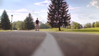 男人。hyro踏板车感觉自由概念电两轮滑板健身男人。游乐设施赛格威城市公园