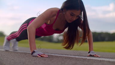 推联合包裹锻炼推女人特写镜头亚洲女人推路