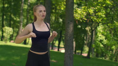 有吸引力的女跑步者伸展运动公园适合女孩健身锻炼