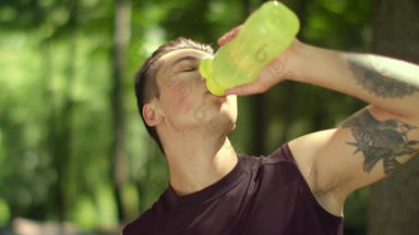 男人。喝水健身培训健身男人。喝水