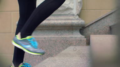 体育运动女人腿走楼梯特写镜头腿体育运动鞋子移动