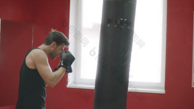 体育运动男人。冲拳击袋战斗培训自由搏击选手培训战斗库鲁
