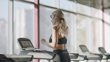 运行女人练习跑步<strong>机机健身健身</strong>房