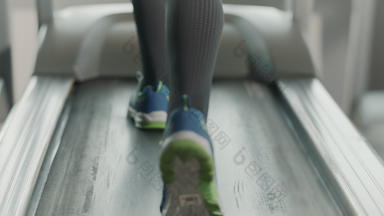 特写镜头腿运行跑步机健身健身房回来视图健身鞋子