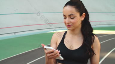 肖像体育运动女人电话体育场健身女人智能手机