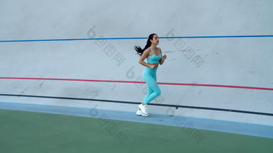 体育运动女人运行体育运动体育场女跑步者运行运动服装