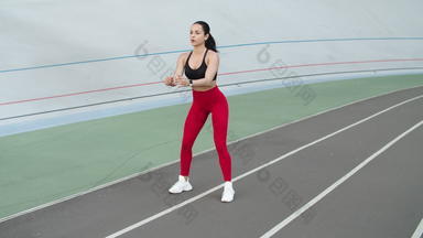健身女孩蹲练习赛马场运动女人锻炼