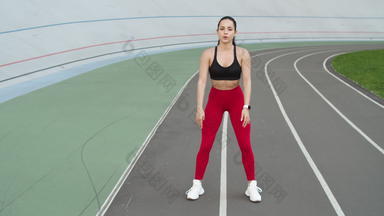 体育运动女人培训户外体育运动跟踪运动女人锻炼